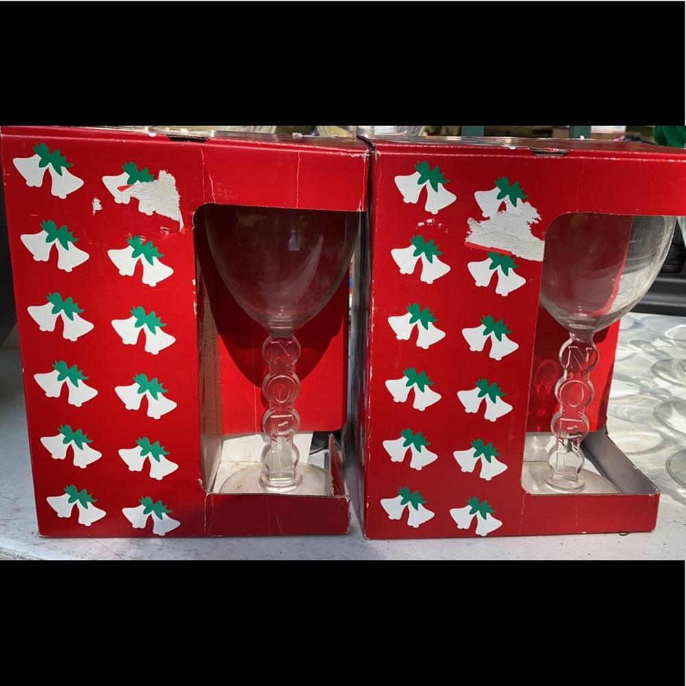 Beautiful new “Noel” wine glasses, 12 total